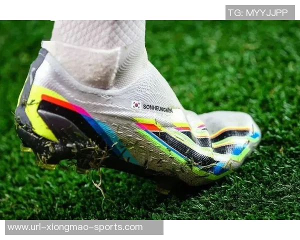 阿迪无鞋带足球鞋让你在场上自由奔跑体验全新足球乐趣